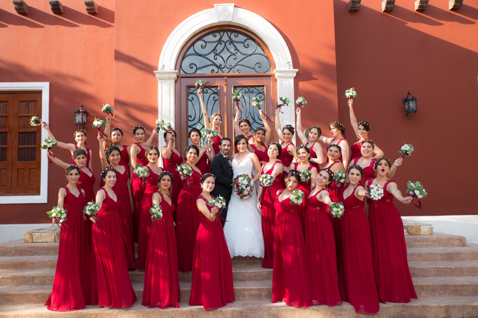Novios acompañados de sus damas y padrinos