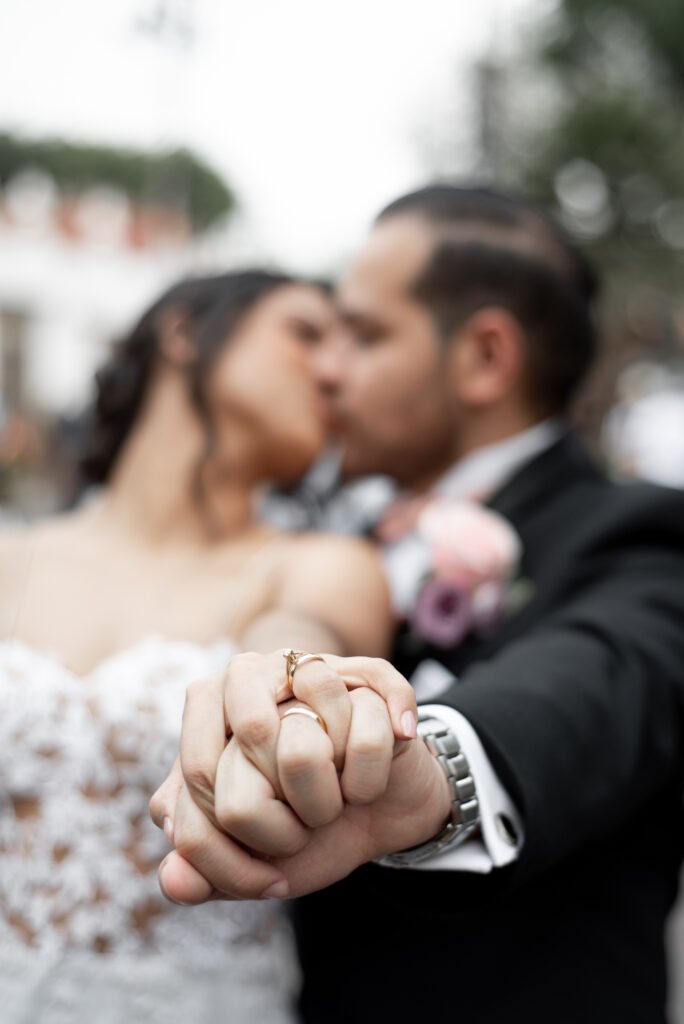 Una pareja muestra sus anillos de boda
