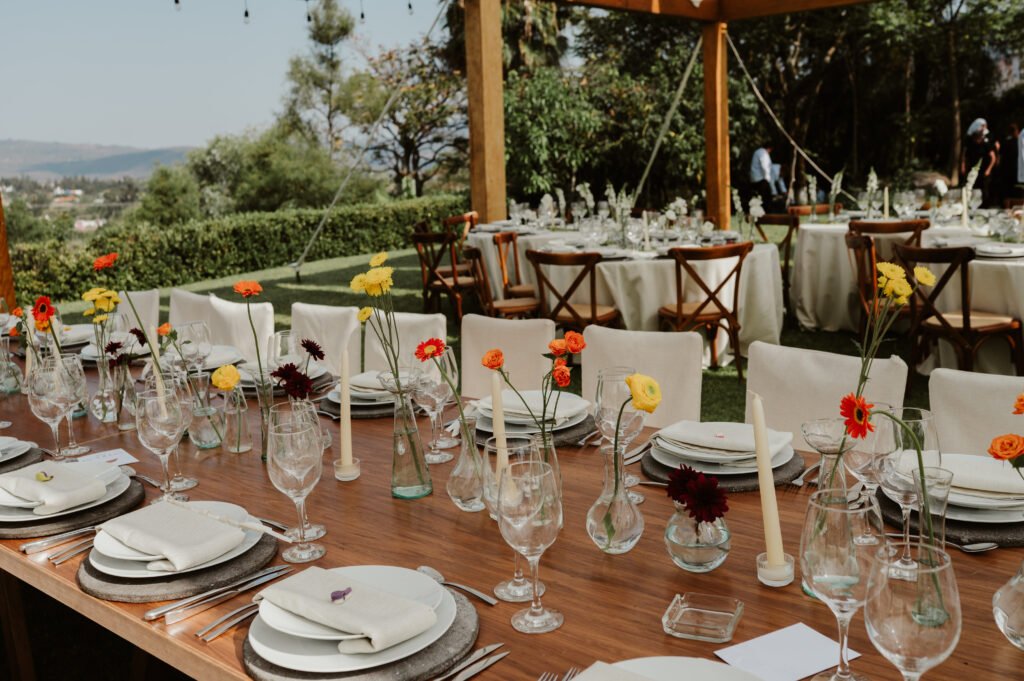 Mesas de boda decoradas junto a un paisaje de montañas